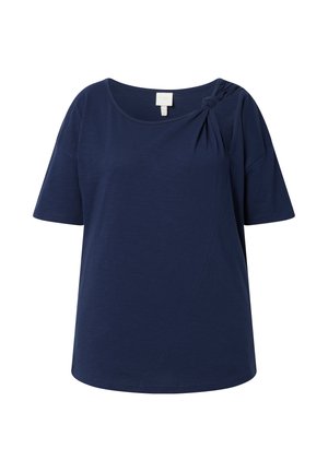 Mørkeblå top med korte ærmer, rund halsudskæring og stofknude-detalje på venstre skulder.