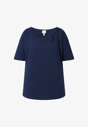 Mørkeblå top med korte ærmer, rund halsudskæring og stofknude-detalje på venstre skulder.