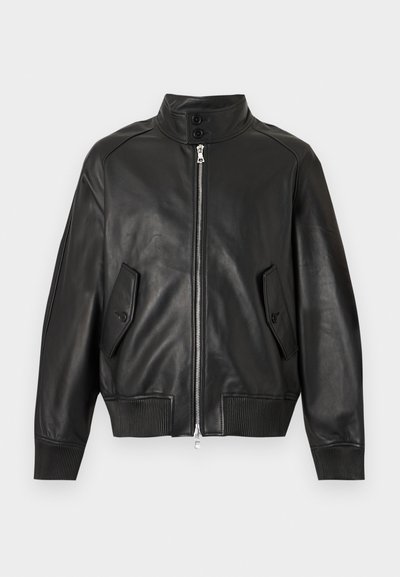 Μαύρο δερμάτινο μπουφάν με ψηλό γιακά, μπροστινό φερμουάρ, δύο τσέπες με πατιλέτα και κουμπιά, ριμπ μανσέτες και ριμπ τελείωμα.