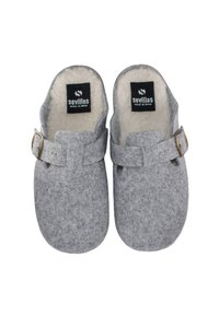 Zapatillas de casa grises con un suave forro interior, diseño de punta cerrada y un pequeño detalle de hebilla dorada en el lateral. La etiqueta dice "sevillas, hechas en España."