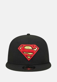 Schwarze Snapback-Mütze mit einem rot-gelben gestickten Superman-Logo. Weicher Stoff mit flachem Schild, minimalem Design und verstellbarem Riemen.