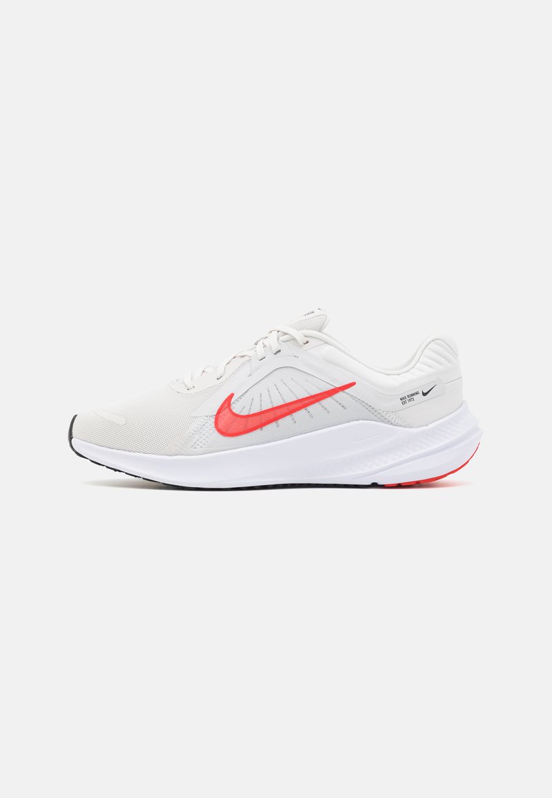 Nike Performance - QUEST 5 - Neutralne tenisice za trčanje - platinum tint/light crimson/white/black, Povećaj