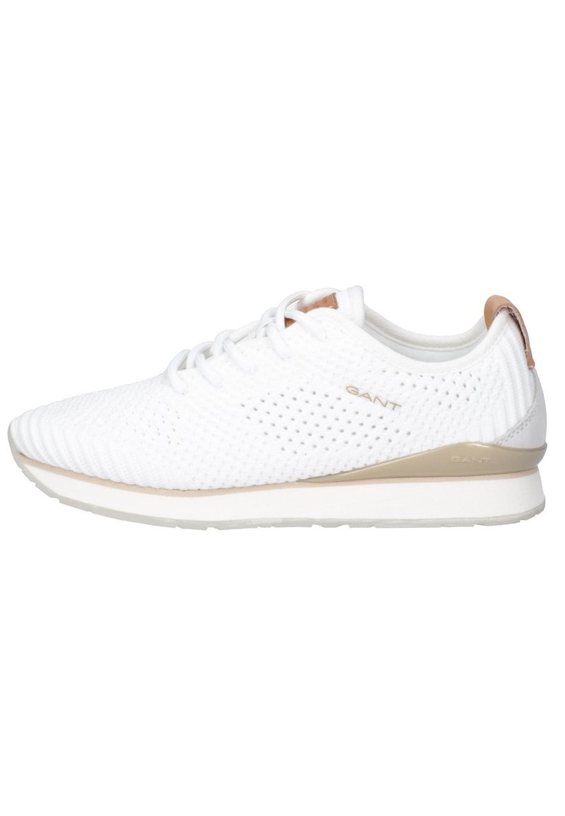 Bílá prodyšná pletená teniska s béžovými detaily, šněrováním a logem značky na boku a patě pro běžné nošení.