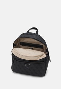 Zaino in ecopelle nera con chiusura a zip, dotato di un esterno testurizzato, fodera interna beige e una tasca anteriore con zip.