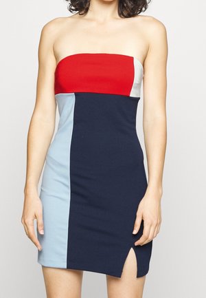 Robe bustier à blocs de couleurs avec des panneaux rouge, bleu clair, marine et blanc, avec une petite fente avant sur le côté droit.