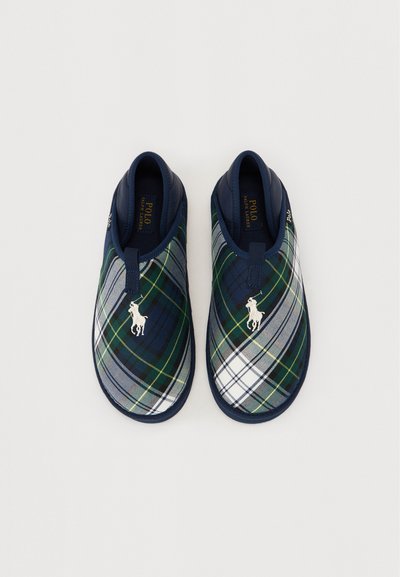 Marine slip-on sko med et flerfarget rutete mønster, tekstiloverdel, gummisåle og et fremtredende hvitt logo-insignia.