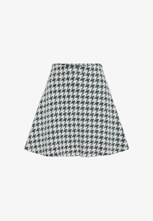 Spódnica w czarno-białą kratę houndstooth z rozkloszowanym krojem i gładką teksturą, z pasem bez dodatkowych detali.