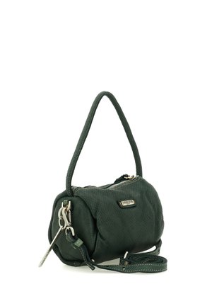 Piccola borsa verde scuro con superficie texturizzata, chiusura con cerniera, manico corto e tracolla lunga staccabile arrotolata accanto.