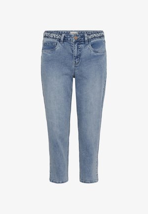 Jean en denim bleu clair avec une ceinture tressée en denim, style cinq poches, et jambes droites raccourcies.