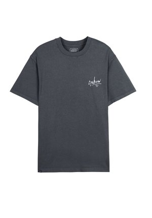 T-shirt en coton gris foncé avec un col rond, des manches courtes, et un logo blanc imprimé sur la poitrine gauche. Coupe classique et décontractée.