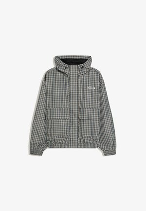 Kockás kapucnis dzseki elülső zsebekkel, elasztikus mandzsettákkal, és egy kis fehér logóval a mellkason, kék, bézs és fekete színekben.