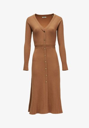 Robe marron en maille côtelée à manches longues, col en V, boutonnée sur le devant, taille cintrée avec détail tressé et jupe évasée.