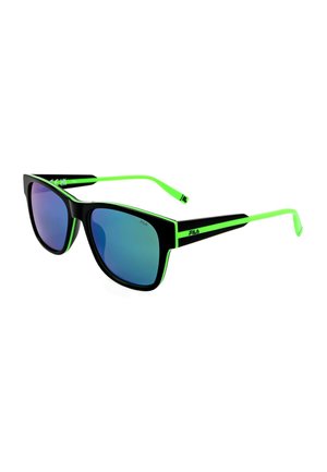 Occhiali da sole FILA neri e verde neon con lenti blu riflettenti e montature rettangolari spesse inclinate verso destra su sfondo bianco.