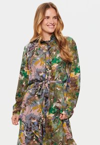 Rochie multicolor cu un model floral, cu un decolteu cu nasturi, guler volanat, mâneci lungi și talie încintă.