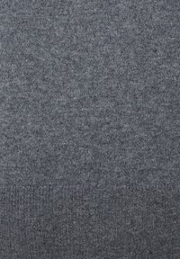 Grauer gestrickter Pullover aus einem weichen Wollmix, mit einem gerippten Saum und einer gleichmäßigen Textur über dem gesamten Stoff.