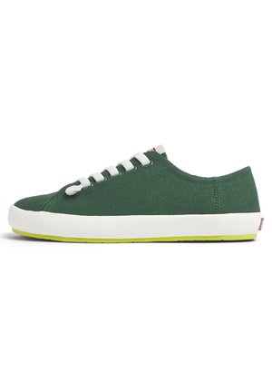 Lage groene canvas sneaker met witte veters, witte rubberen zool en limoengroene buitenzool, zijwaarts weergegeven.