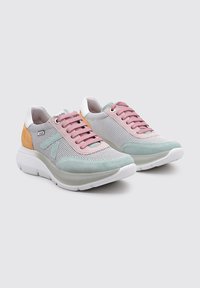 Zapatillas de malla y ante con acentos en tonos pastel de rosa, verde y naranja. Presentan suelas de goma blanca y un diseño con cordones.