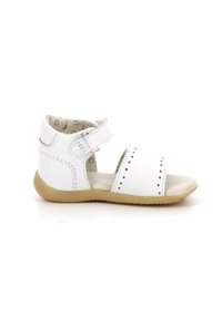 Sandalia de cuero blanca con una correa ajustable, diseño perforado, plantilla suave de color beige y suela de goma para tracción y durabilidad.