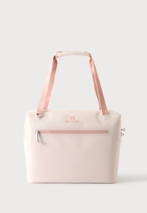 Sac rectangulaire doux rose clair avec longues anses et poche zippée frontale sur un fond clair uni.
