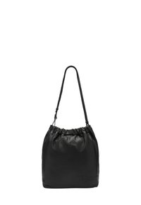 Czarna skórzana torba na ramię z marszczonym górnym brzegiem i regulowanym paskiem, wytłoczona nazwa marki "Liebeskind Berlin" w prawym dolnym rogu.