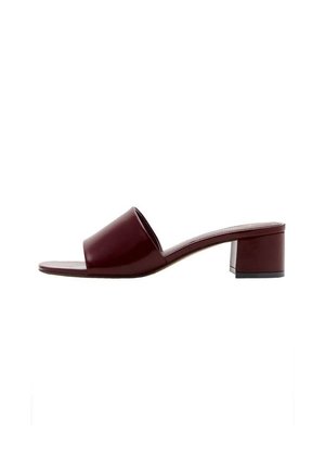 Sandale mule en cuir marron foncé à bout ouvert, avec une large bride et un petit talon bloc sur fond blanc.