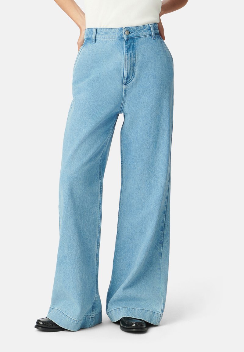 Jeans wide-leg di colore blu chiaro, realizzati in denim, con vita alta, tasche frontali e una finitura sbiadita. Design semplice senza motivi visibili.