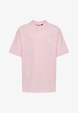 T-shirt en coton rose clair, à manches courtes et col rond. Présente un petit logo blanc sur la poitrine gauche. Design simple et texture lisse.