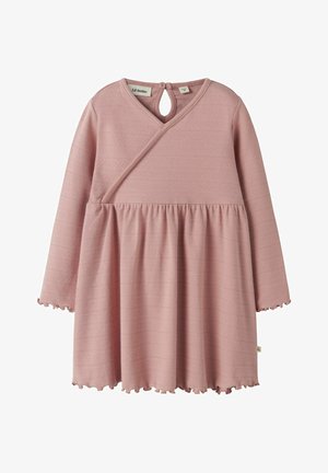 Rosa Baby-Kleid mit langen Ärmeln aus strukturiertem Stoff, Wickelstil-Oberteil, Knopfverschluss mit Schlitz auf der Rückseite und gerafften Saumkanten.