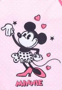 Roze stof met een stippenillustratie van een karakter in een zwart-witte jurk, roze hakken, omringd door harten en sterren. De tekst luidt "MINNIE."