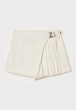 Weiße Leinen-Shorts mit einem gefalteten Design, asymmetrischer Vorderseite und einem silbernen Schnallenakzent am Bund.