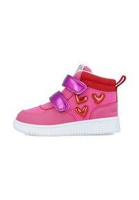 Las zapatillas altas rosas cuentan con dos correas de Velcro moradas, acentos rojos y detalles metálicos en forma de corazón a los lados, con una suela de goma blanca.
