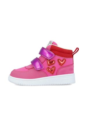 Las zapatillas altas rosas cuentan con dos correas de Velcro moradas, acentos rojos y detalles metálicos en forma de corazón a los lados, con una suela de goma blanca.