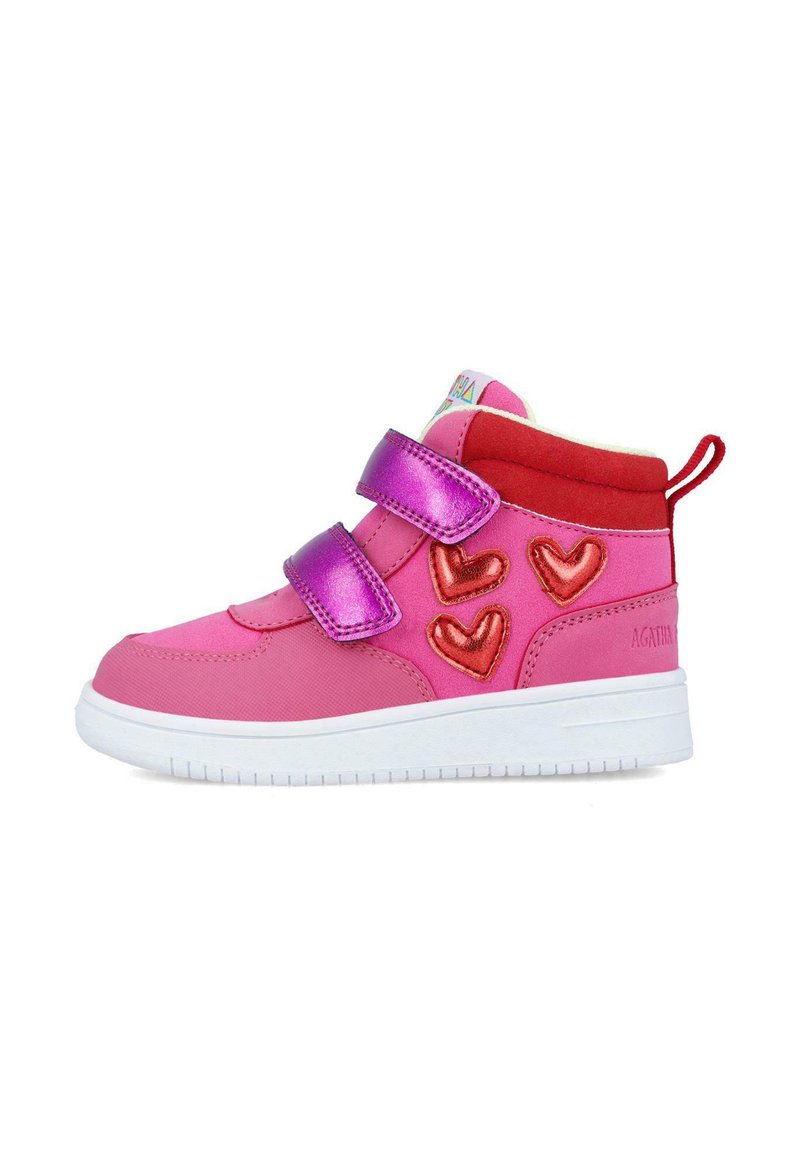 Las zapatillas altas rosas cuentan con dos correas de Velcro moradas, acentos rojos y detalles metálicos en forma de corazón a los lados, con una suela de goma blanca.
