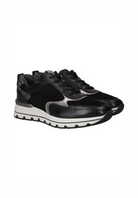 Sneaker neri con una combinazione di pelle liscia e suede, caratterizzati da accenti argentati, retro texturizzato e una suola in gomma bianca con battistrada a zigzag.