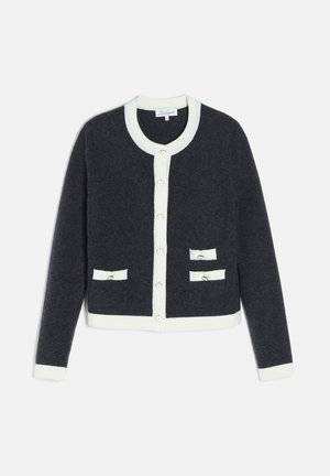Donkergrijze cardigan met witte rand, ronde hals, knopen aan de voorkant en drie kleine voorzakken met witte accenten.