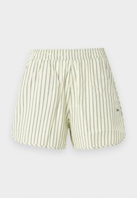 Shorts crème clair avec de fines rayures verticales vert foncé et une ceinture élastique, ornés d'un petit texte brodé sur le côté.