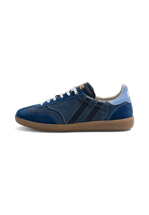 Baskets basses en daim bleu marine avec des rayures noires, des lacets blancs, une languette de talon bleu clair et une semelle en caoutchouc marron, vue de côté sur fond blanc.