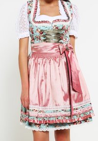 Dirndl tradicional con un corsé de estampado floral en azul y rosa, una falda de satén rosa, detalles de encaje y una cinta rosa en la cintura.