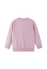 Jasnoróżowa bluza z okrągłym dekoltem, obniżonymi ramionami, prążkowanymi mankietami i dołem. Miękka tekstura o gładkim wykończeniu. Brak widocznych logo.