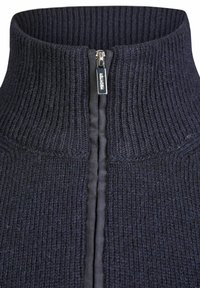Marine gebreide coltrui jas met een hoge kraag, verticale ribbels en een rits aan de voorkant met zilveren hardware details.