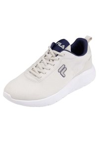 Scarpa sportiva grigia chiara con tomaia in rete, suola bianca, lacci e un accento blu navy sulla linguetta e sul logo. Superficie leggermente testurizzata.