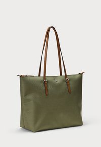 Tote-väska med olivgrön tygkropp, bruna läderhandtag, silverfärgade detaljer, med en logotyp på framsidan och en strukturerad design.