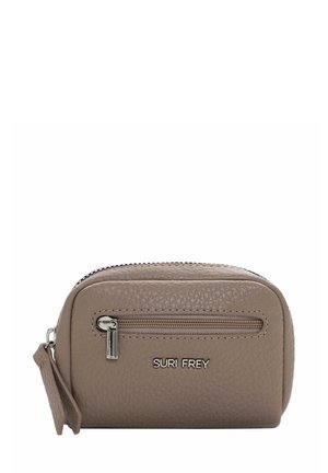 Portefeuille en cuir beige avec une finition texturée, fermeture éclair en métal, poche zippée à l'avant et logo de la marque sur le côté. Forme arrondie, design compact.