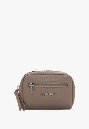 Portafoglio in pelle beige con finitura testurizzata, cerniera in metallo, tasca frontale con cerniera e logo del marchio sul lato. Forma arrotondata, design compatto.