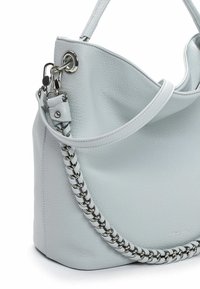 Vaaleansininen nahkainen käsilaukku, jossa on rento muoto, punottu hopeaketjukoriste ja sileät tekstuuripinnat.