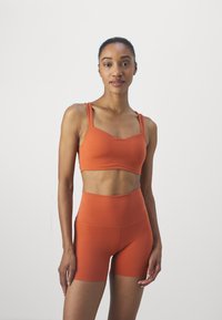 Nike Performance ZENVY STRAPPY - Sports-BH-er med lett støtte - burnt sunrise/white