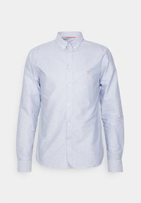 Camicia button-up con righe verticali blu e bianche, maniche lunghe, colletto a punte e un piccolo logo rosso sul petto.