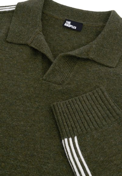 Suéter de punto verde oliva con cuello, puños acanalados que presentan tres rayas blancas y una etiqueta negra que dice "THE KOOPLES."