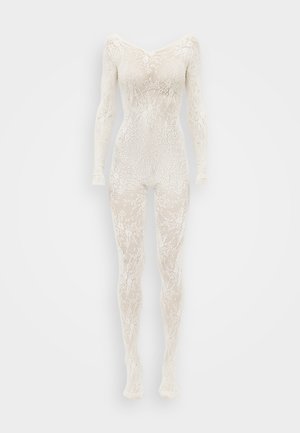 Λευκό κορμάκι με δαντέλα, μακριά μανίκια, σχέδιο εκτός ώμου, περίπλοκο ανθισμένο μοτίβο, εφαρμοστή γραμμή, λεία υφή.