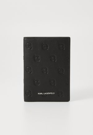 Carteira de couro preto com padrão em relevo do logótipo Karl Lagerfeld, textura suave e detalhe metálico com o nome da marca na parte inferior.